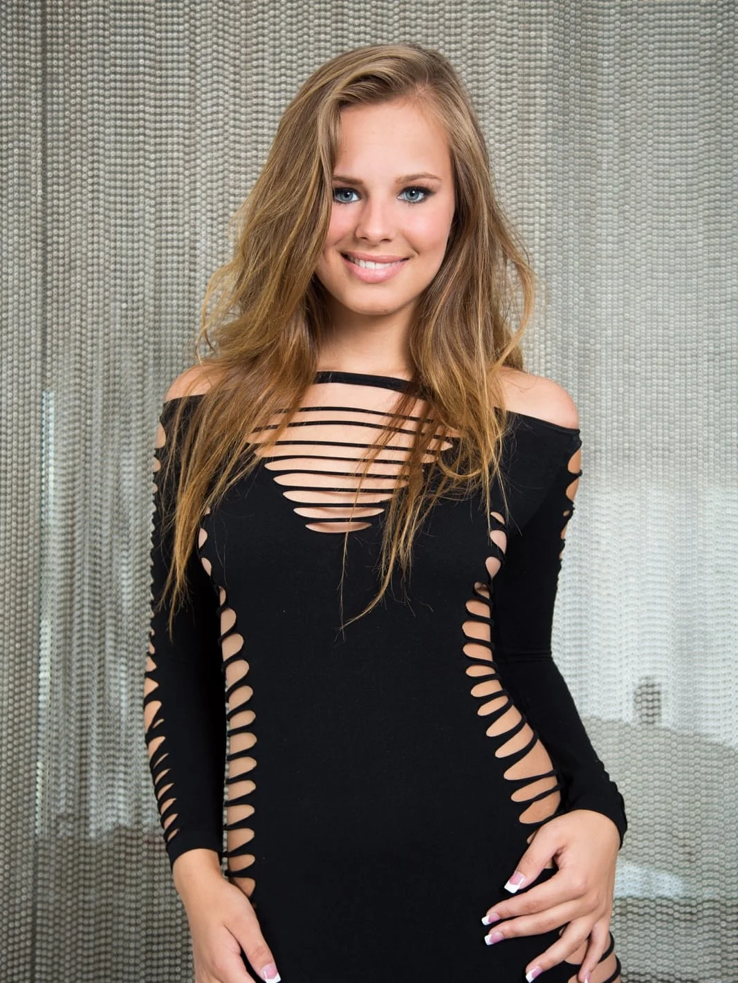 Jillian Janson, pornostar americana, ritratto in miniabito nero con cut-out